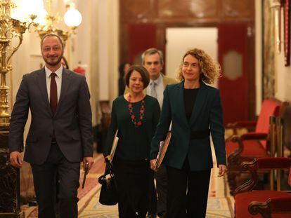 Miembros de la Mesa y la presidenta del Congreso de los Diputados.