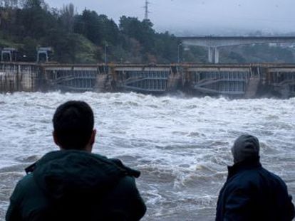 Este jueves y el viernes son “dos de los días más adversos del año” por la amplitud del fenómeno, que dejará hoy rachas huracanadas y otros 80 litros de agua en A Coruña y Pontevedra
