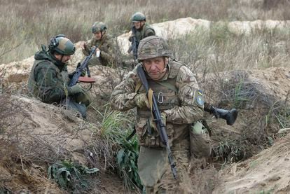 Militares ucranios de la brigada de asalto 'Bureviy' (Huracán) entrenan antes de su despliegue en primera línea, en un campo de tiro al norte de Kiev, este miércoles.