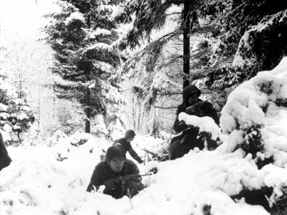 Soldados estadounidenses entre la nieve durante la batalla de las Ardenas, en diciembre de 1944