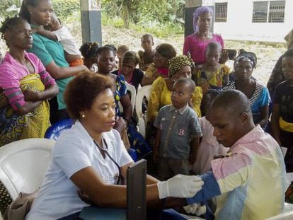Una voluntaria participa durante un programa de cuidado m&eacute;dico gratuito para la comunidad en Ebughu, Akwa Ibom, Nigeria. 