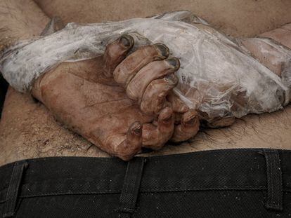 El cuerpo sin vida de un hombre con las manos atadas a la espalda yace en el suelo en Bucha, este domingo.