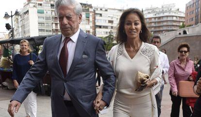 Vargas Llosa e Isabel Preysler llegando a los toros en Madrid.
