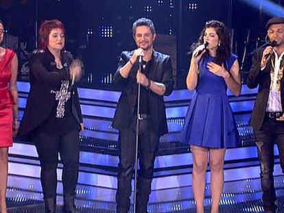 Alejandro Sanz canta junto a algunos de los concursantes en un momento de semifinal de 'La Voz'.