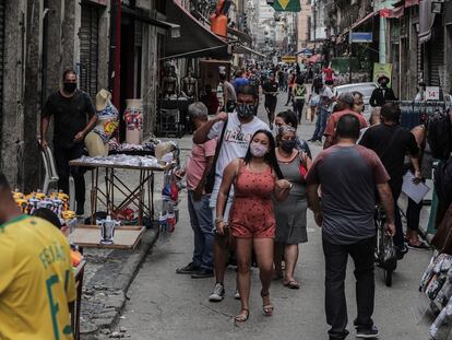 Decenas de personas en un centro comercial de Río de Janeiro.