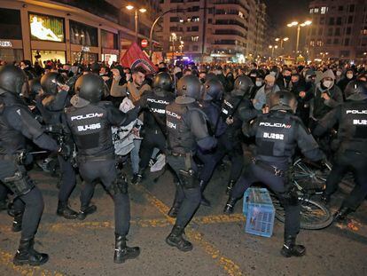 Agentes antidisturbios de la policía nacional actúa para frenar a los manifestantes durante una de las concentraciones convocadas en València en protesta por la detención e ingreso en prisión del rapero Pablo Hasel.