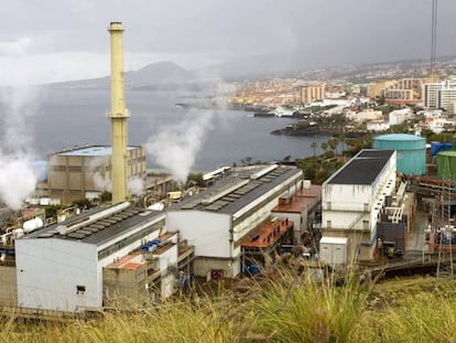 Vista la central eléctrica de Las Caletillas, en Tenerife, en donde se cree que ha caído un rayo provocando el corte de suministro eléctrico en toda la isla, que se ha restablecido desde las 15.00 horas en Santa Cruz de Tenerife, La Laguna y zonas del sur y norte de la isla. EFE/Ramón de la Rocha
 
 