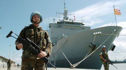 Infantes de Marina española, a bordo del buque de asalto anfibio " Castilla" atracaron en el puerto de Cabo Haitiano, para sumarse a la Misión de la ONU para la Estabilización de Haití en 2004.