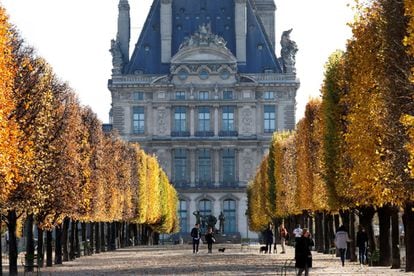 Varias personas pasean por el Jardín de las Tullerías, en París.