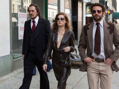 Christian Bale, Amy Adams y Bradley Cooper, en 'La gran estafa americana'.