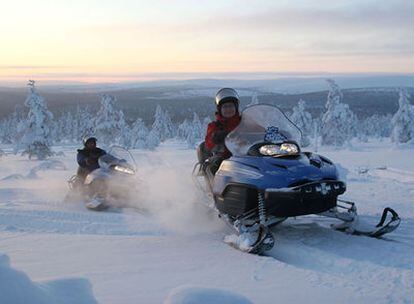 Ruta en motos de nieve en Saariselka, norte de Laponia