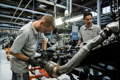 Trabajadores de una planta de Mercedes-Benz en Austria.