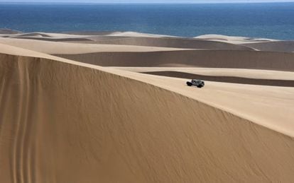 Ruta en todoterreno por las dunas del desierto de Namib, cerca de Sandwich Harbour (Namibia).