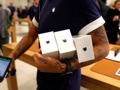 Un vendedor muestra el iPhone X en una Apple Store de Londres.