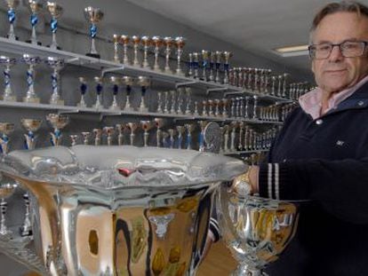Rafael Barrientos, junto a los trofeos que fabrica en Palencia. 