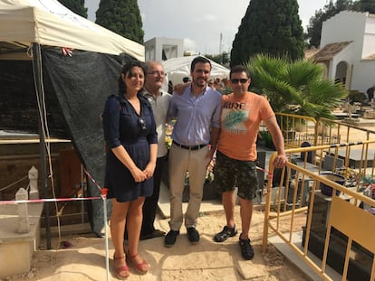 Alberto Garzón , con la camisa azul, y Rosa Pérez Garijo junto a una de las fosas del cementerio de Paterna.