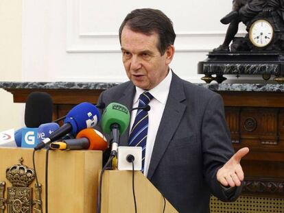 El presidente de la Federación Española de Municipios y Provincias (FEMP), Abel Caballero, en una rueda de prensa en Madrid este lunes.