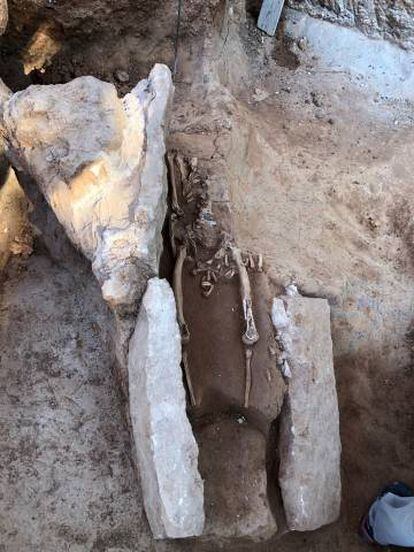 Una de las tumbas encontradas al comienzo de los trabajos, una vez retirada las losas de piedra.