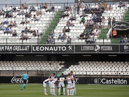 Vista de los jugadores y el público en el Estadio  Castalia, durante el Castellón-`Ponferradina de este sábado. EFE/ Domenech Castelló