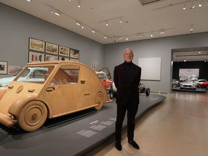 Norman Foster, delante de uno de los coches de la exposición, el Voiture Minimum, de 1936, que diseñó Le Corbursier.