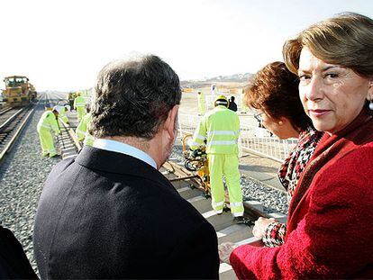 Magdalena Álvarez asistió ayer a la colocación de las vías del AVE a Málaga.