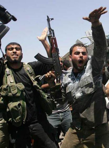 Milicianos de Hamás gritan tras un bombardeo israelí contra Gaza.