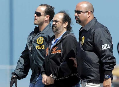 El exparamilitar colombiano Rodrigo Tovar Pupo, alias Jorge 40, es escoltado por policías de la Agencia Antinarcóticos norteamericana a su llegada a Florida en una imagen de 2008