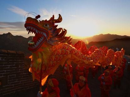 Danza típica en la cima de la Gran Muralla, en la sección de Mutianyu, para festejar el Año nuevo.