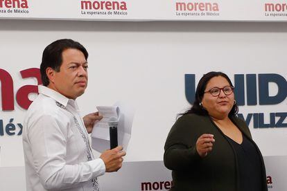 Mario Delgado, dirigente nacional de Morena, y Citlalli Hernández, secretaria general, en abril de 2022.