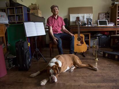 El músico Hache Milton, Hector del Barrio, en su casa, el 27 de mayo.