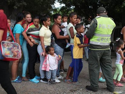 Algunos venezolanos esperan en la frontera con Colombia, en una imagen de marzo pasado.