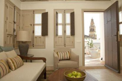 Balcón de Córdoba, Córdoba. El hotel se ubica en una casa del casco antiguo de Córdoba, con sus estancias distribuidas en dos alturas y un torreón alrededor de tres patios. La casa se vuelca al interior, guardada de la vía pública por muros y celosías para abrirse a la intimidad de patios y galerías.   Sobre un solar larga