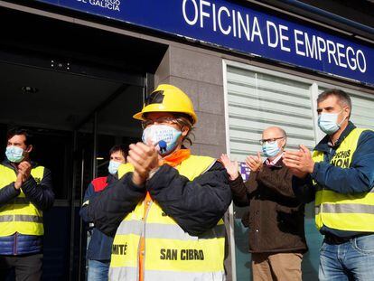 Varios de las decenas de trabajadores de Alcoa San Cibrao que formaron este martes una cola ante las Oficina de Empleo de Burela.