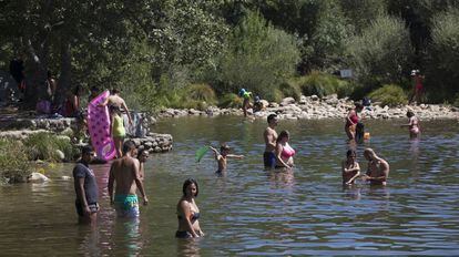 Ba&ntilde;istas en piscinas naturales en la sierra madrile&ntilde;a.