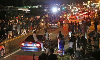 Miles de personas se concentraron el jueves en una avenida de Ferguson.