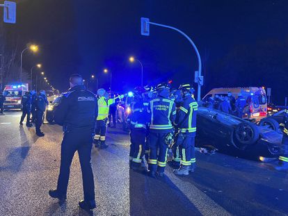 Los policías, bomberos y sanitarios, en el lugar del suceso de esta madrugada en Madrid.