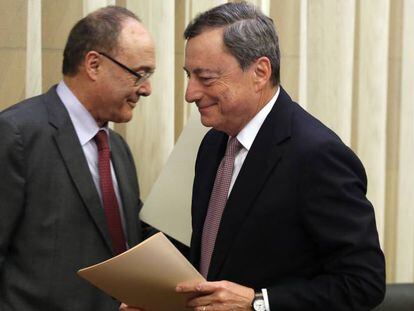 Luis Mar&iacute;a Linde, gobernador del Banco de Espa&ntilde;a, y Mario Draghi, presidente del BCE.