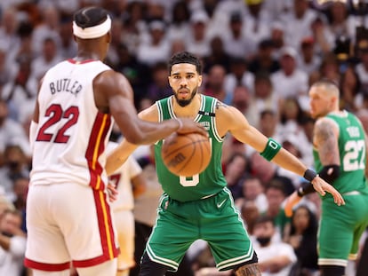 Jimmy Butler (Miami) encara a Jayson Tatum (Boston) en el primer partido de las finales de la Conferencia Este.