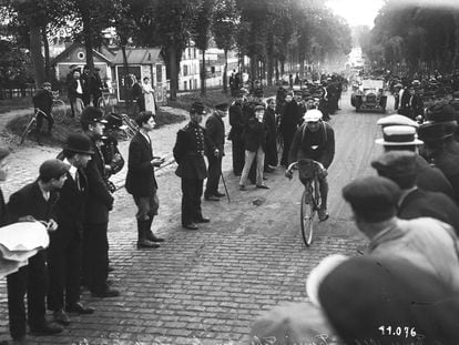 François Faber, en la ascensión a la cota de Picardie, durante el Tour de 1910.