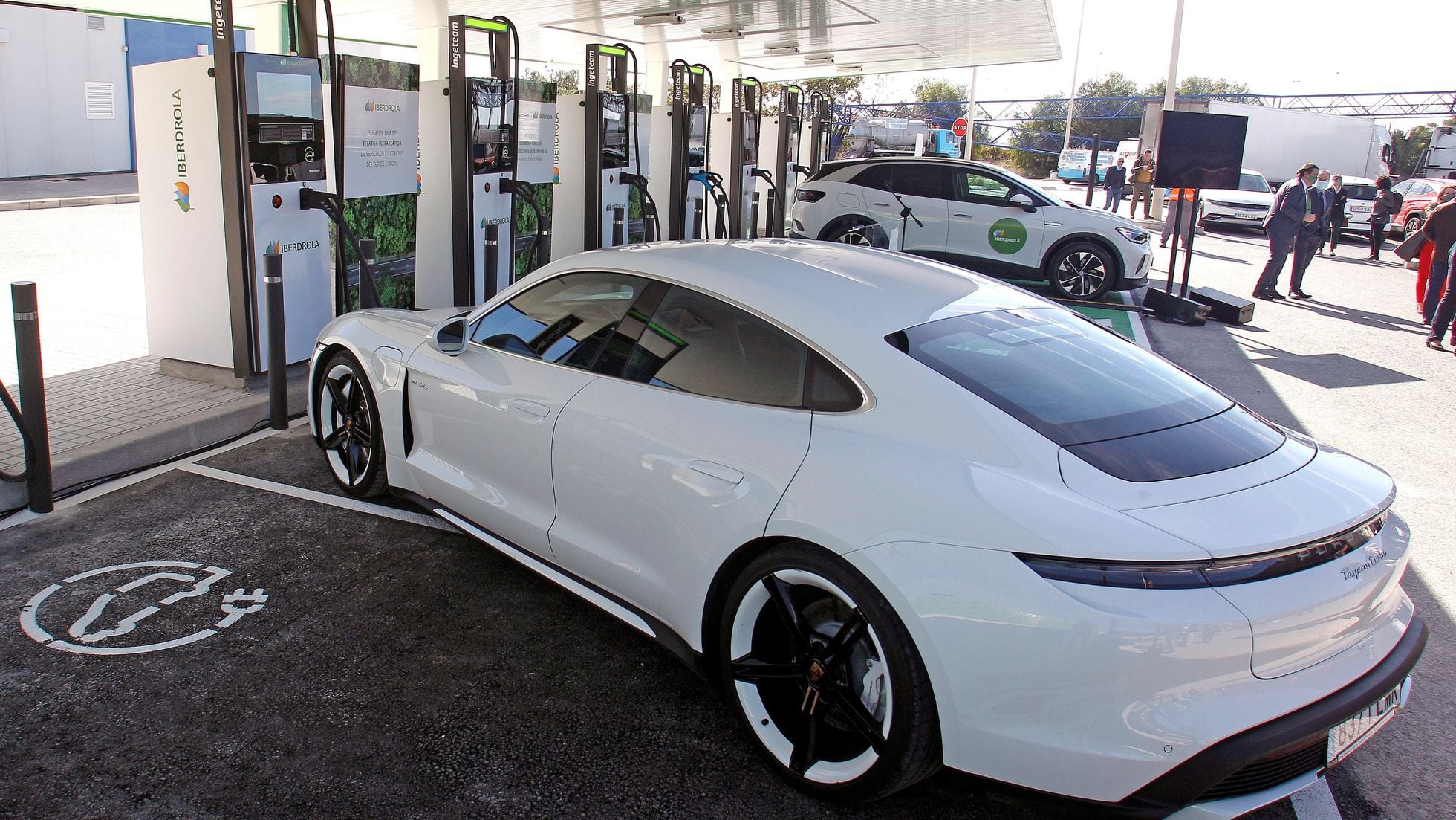 Así es la mayor estación de carga ultrarrápida de España: 20 coches  eléctricos 'listos' en 15 minutos