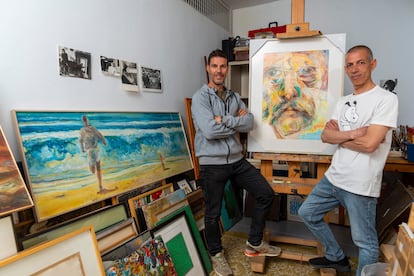 José Ramón y Oky Aguirre posan junta a un autorretrato de su padre, Luis Fernando, en Madrid.