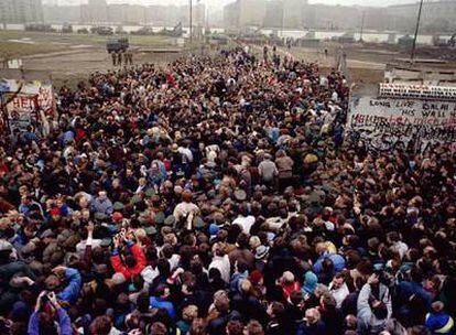 Berlineses del Este se reúnen con otros del Oeste el 12 de noviembre de 1989, tras la ruptura del Muro.