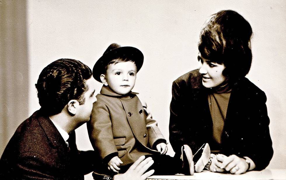 El escritor Manuel Vilas, con sus padres en una imagen de los sesenta.