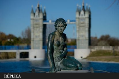 El Parque Europa, en la localidad de Torrejón de Ardoz (Madrid), y de entrada gratuita, hace honor a su nombre replicando 17 monumentos europeos (con paneles explicativos sobre el original). También tiene un fragmento original del Muro de Berlín cedido por el Ayuntamiento de la ciudad alemana. Una de las réplicas más populares es la de La Sirenita, reproducida a tamaño real (1,64 metros de altura y 175 kilos de peso), aunque, por razones obvias, no es probable que se convierta en punto de reunión de marineros recién desembarcados, como lo fue la original, en Copenhague.