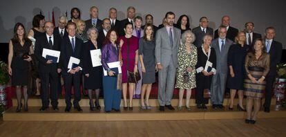 Foto de familia de los Príncipes de Asturias con los galardonados con la Medallas de Oro al Mérito en las Bellas Artes de 2009, entregadas en Jerez de la Frontera, Cádiz. Junto a Felipe de Borbón, Cayetana de Alba. 