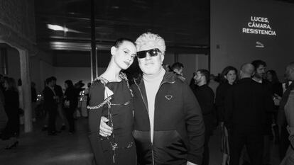 Milena Smit, Premio Actriz ICON 2021, y Pedro Almodóvar.