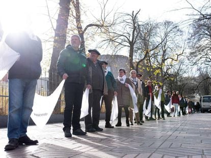 El colectivo de presos Etxerat marcha para pedir el acercamiento de reclusos al País Vasco, este lunes.