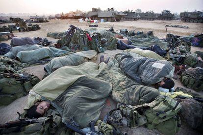 Soldados israelíes duerme cerca de la frontera entre Israel y la Franja de Gaza.