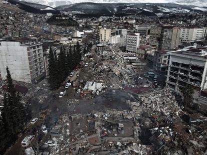 Vista desde un dron de un gran número de edificios colapsados a causa del potente terremoto.