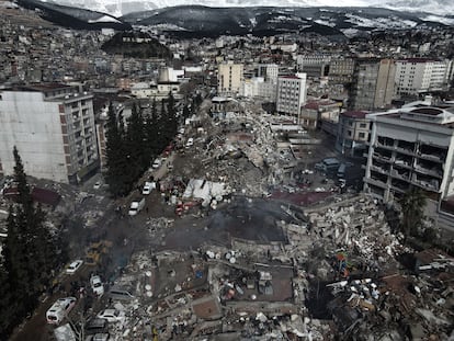 Vista desde un dron de un gran número de edificios colapsados a causa del potente terremoto.